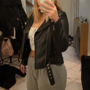 Skinnjacka i storlek S - En superfint skinnjacka jag köpte på en bilträff för 1000kr för ungerfär ett år sedan. Bara använd ett fåtal gånger och är i väldigt bra skick. Priset går att förhandla