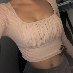 Tröja  - En ganska gullig röja,  ljus rosa färg på tröjan. Jätte skön att ha på sig. Använts bara några gånger. Skriv privat för mer bilder💕