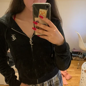 Juicy Couture tröja - Har byxorna till så köpte tröjan för det skulle matcha tyvärr har tröjan endast blivit använd en gång, använder den för lite för att ha kvar den helt enkelt. Efter som jag endast använt den en gång är skicket på tröjan 10/10. Nypris är 900kr jag kommer inte riktigt ihåg. Pris går självklart att diskutera via SNABB affär. Tröjan är i storlek M. 600kr + 66kr frakt💘