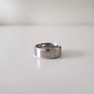 En vanlig silver ring från shein, har aldrig använts! Köparen står för frakten.