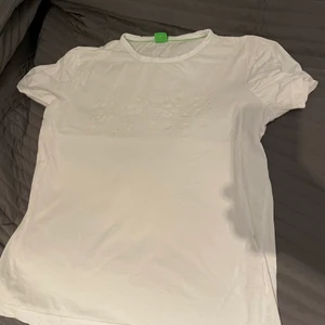 Hugo boss t shirt  - Storlek m men passar som S/xs