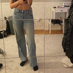 Vintage Levis jeans  - Välanvända vintage levis jeans som är uppsydda efter mina ben! Jag är storlek 32! Frakt ingår i priset!