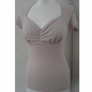 y2k puderrosa topp stl XS - köptes sent 90-tal/tidigt 2000-tal. storlek XS. möts upp i stockholm. 👾