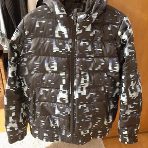 Dunjacka adidas - Allaround dunjacka från Adidas i strl XL. Sparsamt använd. Inga anmärkningar.