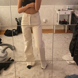 Zara jeans - Jeansen är använda ett fåtal gånger! Dom är klippta efter mina ben och jag är 160 med ganska långa ben. Jeansen är vita men går lite åt det beiga hållet.