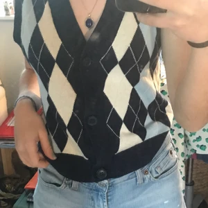 Rutig väst med knappar från Monki!  - Fin väst från Monki i bra kvalite, helt oanvänd eftersom jag inte tyckte att jag passade i den. Säljer för att någon annan kan ha bättre användning för den💕 Jag är 157 lång och den passar bra för mig, storlek xxs/160. Skriv om du vill buda eller vill ha mer info🤌🏻