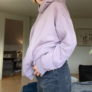 H&M hoodies i ljus/pastell lila  - Från H&M sitter snyggt och är inte super tjock i material. 