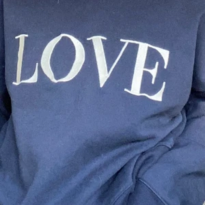 H&M hoodie  - Blå hoodie med text ”Love” 