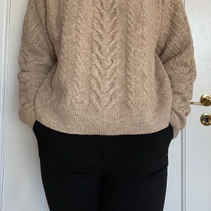 Beige stickad tröja - Stickad beige tröja som är använd många gånger men som trots det inte har några skador eller defekter.
