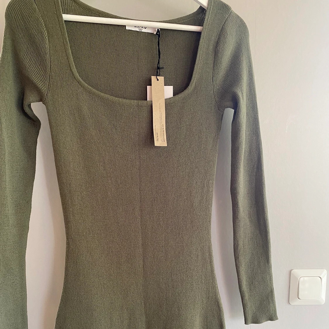 Grön figursydd långklänning från Na-Kd, storlek 36