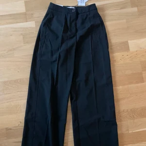 Kostymbyxor stl 34 - Svarta kostymbyxor från Bershka i storlek 34. Aldrig använda, lappen kvar. Nypris 299 kr. Säljes pga att de tyvärr inte passar mig.