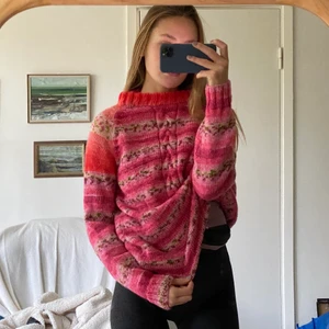 Stickad tröja  - Underbar stickad tröja för den som vågar sig på färg 😍 tröjan sitter såå fint i kragen och är köpt vintage! 💘 Passar S/M 💘