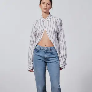 Jättefina midwaist jeans från Zara som jag säljer pga att det inte är min stil ❤️‍🔥❤️‍🔥 De är helt nya och har fortfarande kvar alla lappar