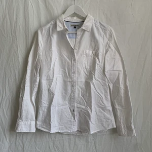 Vit skjorta!  - Vit bomullsskjorta med liten bröstficka. Knappt använd! 