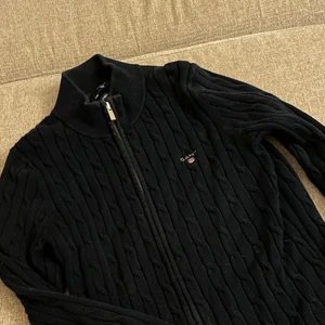 Gant tröja  - Stickad gant tröja, marinblå. Pris är inklusive frakt 