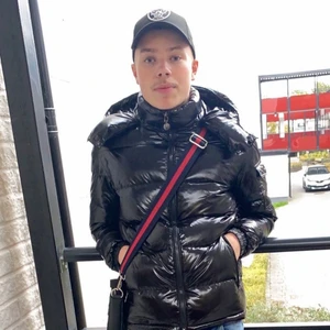 Moncler Maya Jacka S/M - Moncler Maya , Köpt nyligen ifrån Care of Carl , Den har inga skador ( nyskick ) ej sparat kvitto , pris kan diskuteras om det är direktköp. 