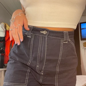 Weekday byxor - Säljer nu dessa snygga byxor från weekday! De är inte speciellt använda och i storlek 36🤩