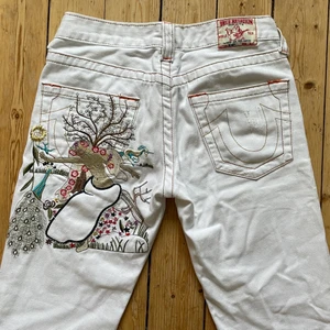  lågmidjade flare true religion jeans - INTRESSEKOLL på mina favorit jeans då de börjar bli för små! Midjemåttet är 73cm de är flare, vita, lågmidjade <3 skriv till mig för fler bilder då min Plick strular lyckades jag inte få in resterande bilden annonsen. Buda gärna och fråga mig vad som helst i chatten :) (köpta här på plick) BUD: 400