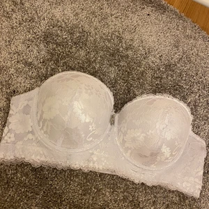 Finaste bhn - Säljer nu min sjukt fina bh jag köpte i kosovo som tyvärr sedan inte passade. Storleken är som en 75C och den har även lite push. Finns band att få till 😊 endast testad! 