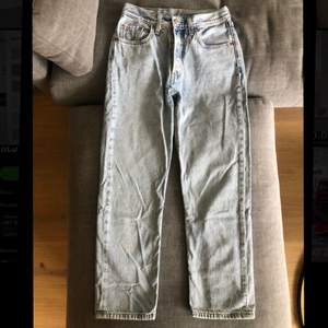 Ljusblå ankellånga högmidjade jeans från Levis. Modell 501. Originalpris ca. 1000kr. Extremt sköna, älskar materialet och de sitter perfekt. 100% bomull. Väl använda men märks knappt förutom på de synliga vecken som lätt kan strykas bort. Ingen stretch. (Köparen står för frakten) 🥰💖🤎
