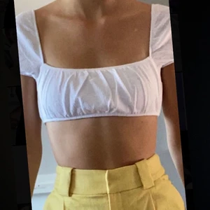 Topp - Säljer denna topp eftersom att jag inte använder den längre, den är i storlek S och i bra skick, inga fläckar osv.  Passar perfekt när man vill klä upp sig lite mer😍😍 OBS Köparen står för frakt 🚚 