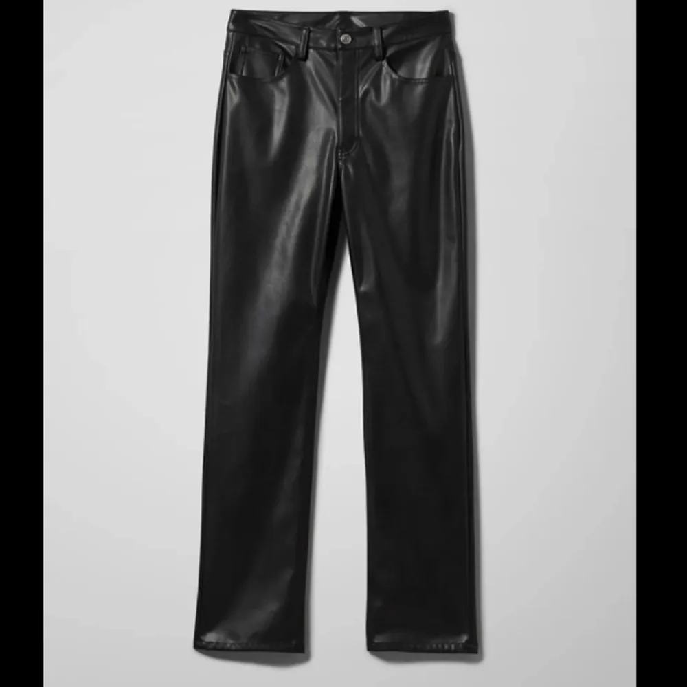 Svarta PU byxor från Weekday med raka ben! Aldrig använda, prislappen är kvar! Ganska små i storleken, så mer som en 36. . Jeans & Byxor.