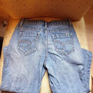 Snygga boot cut jeans jeans snyggt slitna,stl 28,innerben 79 cm,midja 72 cm
