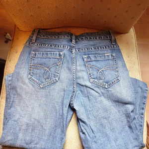 Boot cut jens snyggt slitna - Snygga boot cut jeans jeans snyggt slitna,stl 28,innerben 79 cm,midja 72 cm