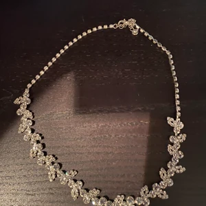 Halsband - Snyggt, glittrigt halsband 