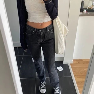 Mid waist jeans - Jättefina mid waist jeans i storlek 25/30, cirka Xs. skitsnygga o knappt använda!💕💕