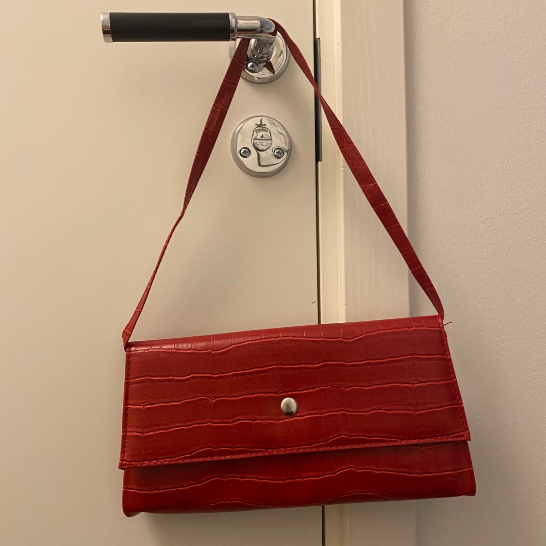 Röd axelremsväska