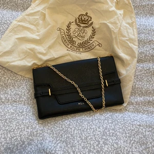 Ralph lauren väska  - Ralph lauren väska. Använd men bra skick fortfarande. Nypris 1499kr