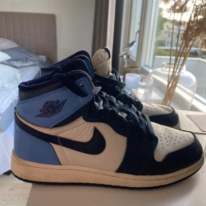 Jordan obsidian mid - Säljer nu mina obsidian pågrund av lite för små för mig, därav knappt använda. Storlek 38,5. Finns i Jönköping, annars står köparen för frakten ☺️ nypriset kan variera, men mina är inköpta för 3700kr