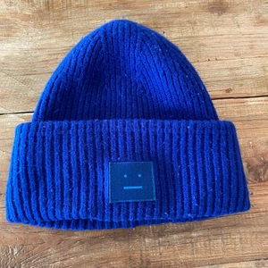 Acne mössa  - Superfin mössa från acne studios i en så cool och unik färg!💞 Köptes för något år sedan för 1300 och säljer för 400🥰Denna färg säljs inte längre😇 Bud på 650💞