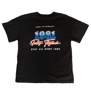 1981 t shirt - cool graphic tshirt från pull&bear, passar xs-m men är i strl xs❤️‍🔥 frakt tillkommer, helt ovanvänd!