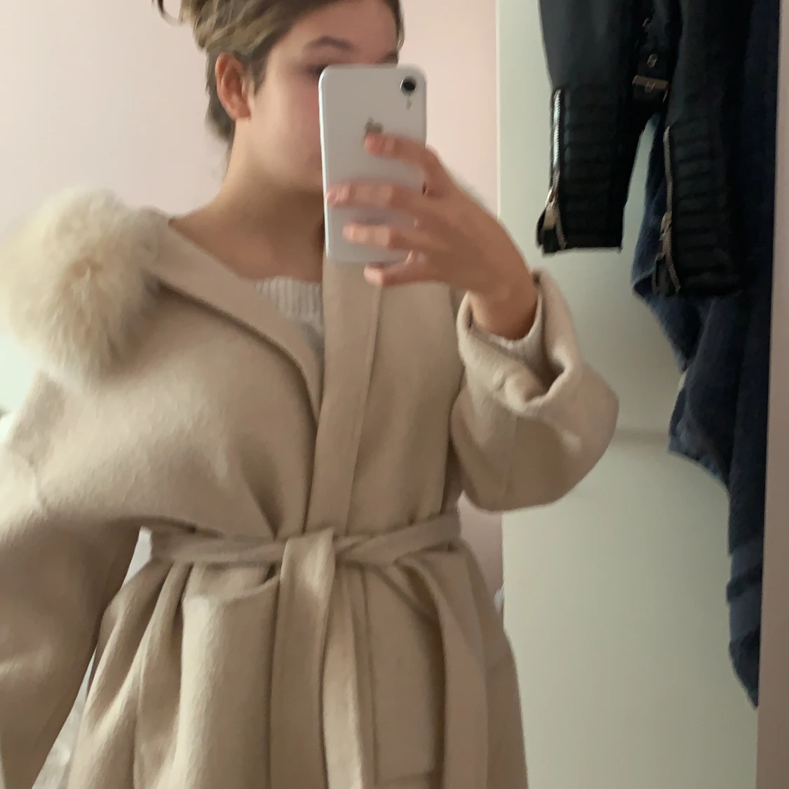 Säljer denna finns pälskappa , knappt av