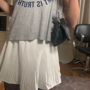 Vit kjol - Gullig vit kjol! Som ny använd fåtal gånger! Perfket inför vinter o höst med fina stickade tröjor!