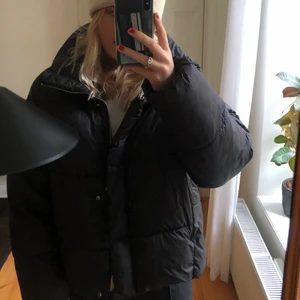 Puffer jacka hm - Trendig snygg puffer jacka! Skulle kunna tänka mig att byta mot en grön sånhär jacka eller så säljer jag den för bra bud!💗Storlek L men passar mig som har M. (Tror även den skulle passa S)