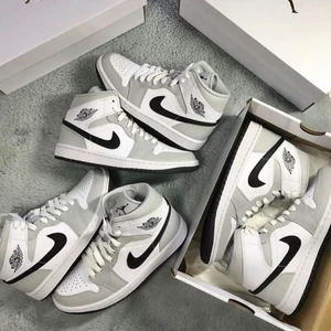Jordan 1 Mid Light grey 👟 - Jordan 1 Mid Light grey 👟  Tillgängliga storlekar⬇️  • EU37,5   • Pris: 2199kr Fri Frakt   • Skriv till oss i dm om din storlek saknas   • Vi nås genom dm för eventuella frågor eller funderingar!  #erisneakers 
