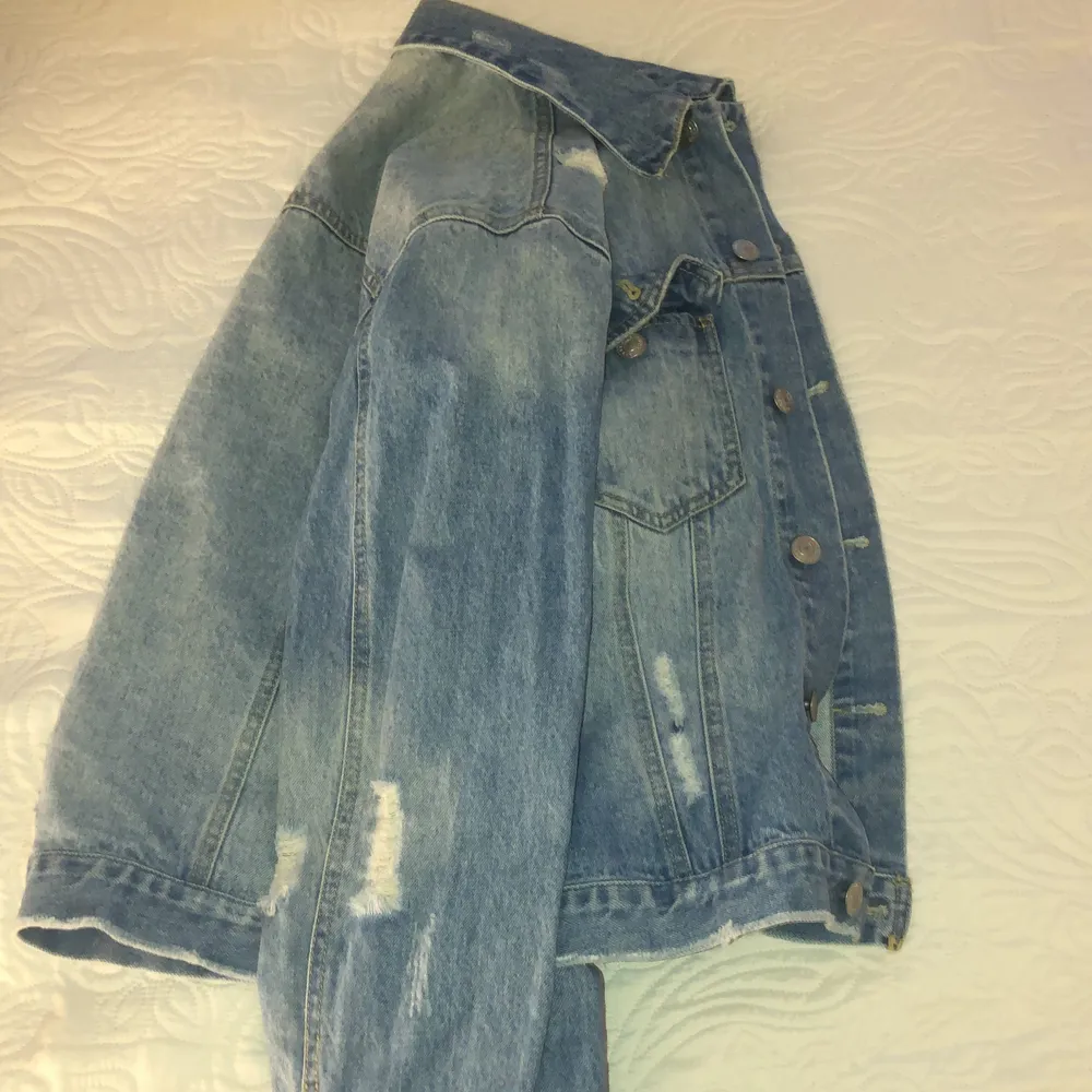 Hej! Säljar en fin jeans jacka för tjejer med priset 200 :) i väldigt bra skick . Jackor.