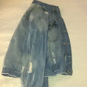 Hej! Säljar en fin jeans jacka för tjejer med priset 200 :) i väldigt bra skick 