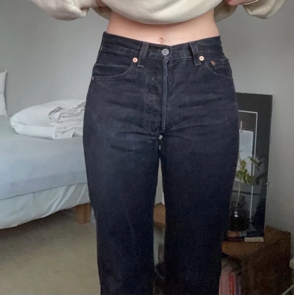 Köpte dessa jeans på Plick, men de satt inte som jag tänkt, för korta för min smak (är 166cm). Det ska vara L.32 men har ett par andra vintage 501:or i en annan storlek som jag älskar, och dessa svarta sitter helt annorlunda i benen.                                         Sömmarna har blivit uppsprättade i benen av förra ägaren för att bli längre, bild på ”längdskillnaden” finns. Skulle tro att det är lätt att sy upp igen om man vill :) De sitter som S i midjan 🤍  Köparen står för frakten :). Jeans & Byxor.