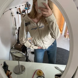 Beige hoodie från lexington  - En jättefin hoodie från lexington, lite tunnare vilket jag tycker e väldigt skönt, inga defekter