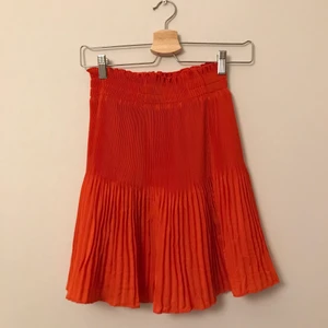 Röd kjol - Röd fin kjol.