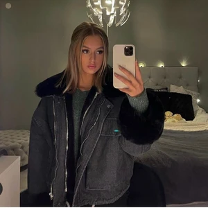 Jacka från boohoo - Säljer min fina jacka från boohoo som jag köpte i vintras. Jackan är i fint skick och passar XS/M beroende på hur man vill att den ska sitta. Bilden är lånad från Ida Carlsson, skickar gärna egna bilder också! ❤️