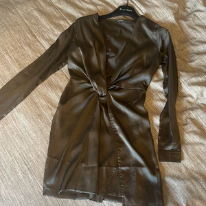 Klänning - Den kända kylie jenner klänningen!!! perfekt till fester, jul, nyår😍 jättefin i materialet🤍 