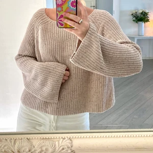 Stickad tröja  - Säljer en stickad tröja med långa vida ärmar i strl M. Superskön! Köpare står för frakt💗