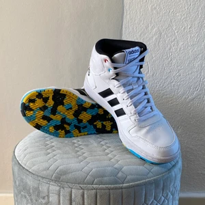 Adidas Pokemon sneakers höga strl 38 - Säljer dessa coola och väldigt sällsynta Adidas Pokemon sneakers i storlek 38 då de tyvärr inte kommer till användning. De är i väldigt gott skick då de bara används 2-3 gånger.