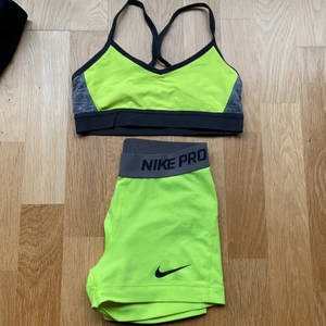 Nike pro shorts  - Säljer nu ett par nike pro shorts som inte produceras av nike längre, de är i en jättecool neongul färg, finns även en matchande träningstopp som jag säljer som kommer från hm! Båda plaggen är mycket sparsamt använda! Topp: 20kr Shorts: 120kr Allt: 140kr
