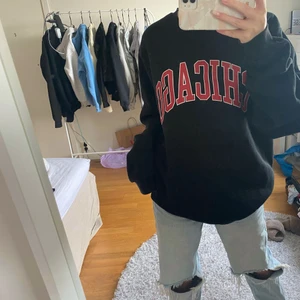 Svart tjocktröja - Jättemysig oversized tjocktröja, Knappt använd och i fint skick, inga defekter! storlek xxl men passar även på mig som vanligtvis har S